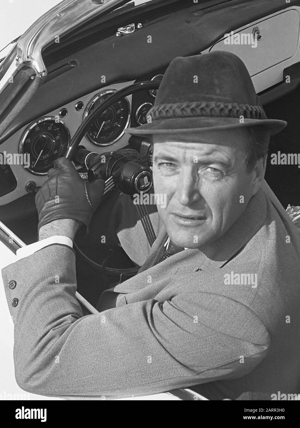 ' Nederlands-Amerikaanse filmster John van Dreelen in zijn sportauto  27 april 1964; ' Stock Photo