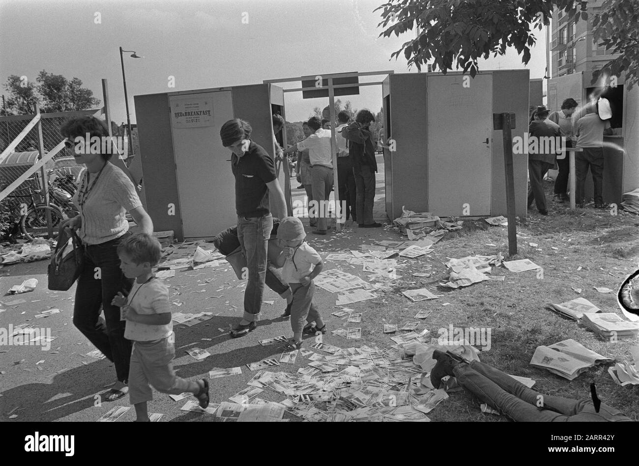 ' Ticket sales, Holland Popfestival Kralingen, 26 June 1970Nederlands: Kaartverkoop en toegang tot het festival terrein Datum 26 juni 1970  Locatie Kralingse Bos, Rotterdam, Zuid-Holland; ' Stock Photo