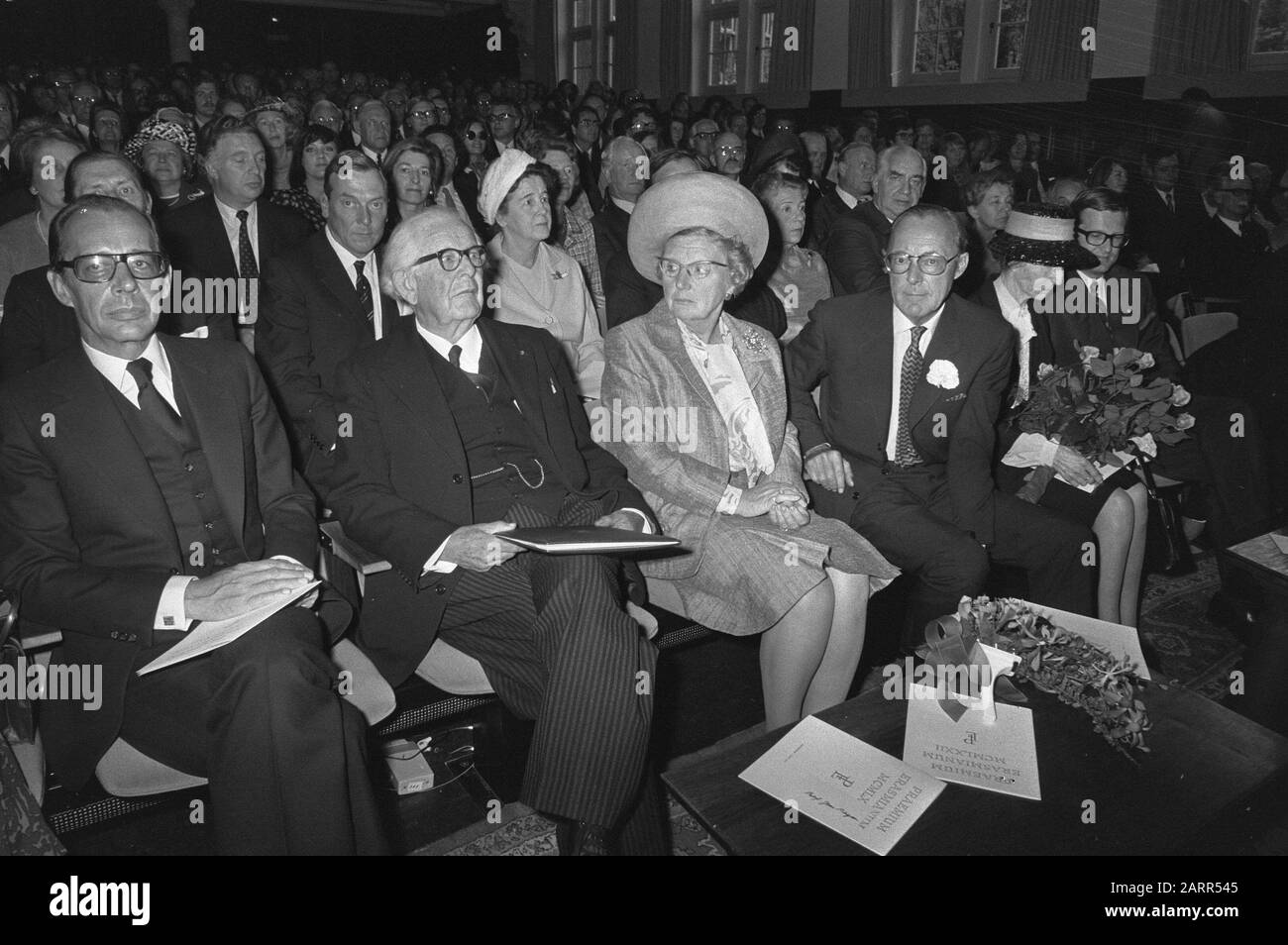 Award ceremony of the Erasmus Prize 1972 in the auditorium of the Royal Institute for the Tropics in Amsterdam Award ceremony by Prince Bernhard to the Swiss psychologist professor Jean Piaget (l), in the presence of Queen Juliana Date: 7 June 1972 Location: Amsterdam, Noord-Holland Keywords: professors, queens, awards, princes, scientific prizes Personal name: Bernhard (prince Netherlands), Juliana (queen Netherlands), Piaget, Jean Stock Photo