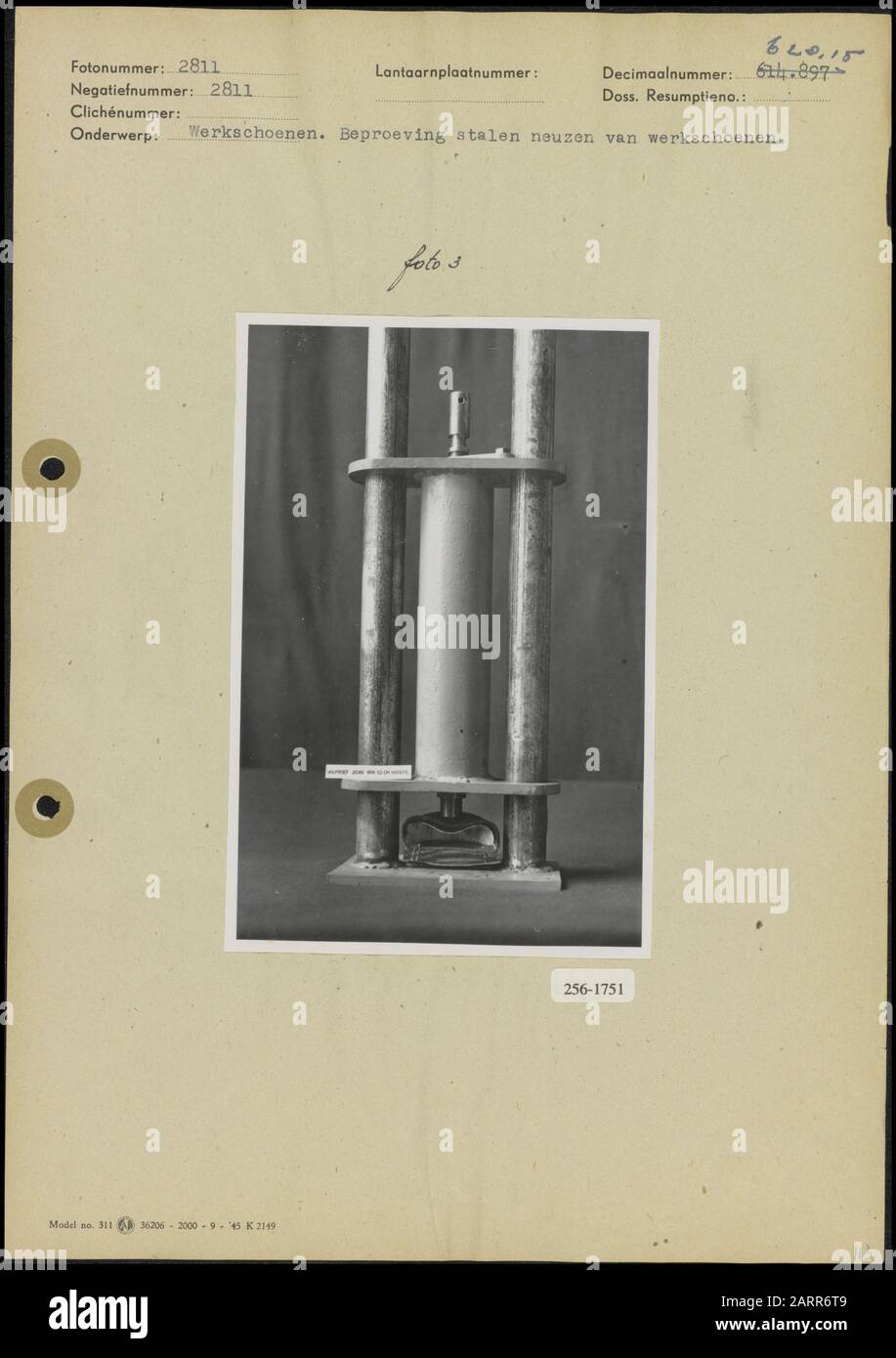 Testing of steel shoe noses  Result of a fall test of 20 kilograms of 52 cm height on the steel toe of a work shoe Date: 1949 Keywords: security, machines, shoes, fall tests, workwear Stock Photo