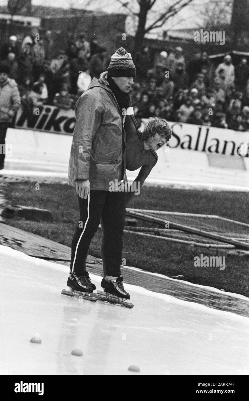 Dutch championships all-round women in Deventer  Ria Visser exhausted after the 5 km, left trainer Louwmans Date: 9 January 1983 Location: Deventer, Overijssel Keywords: skating, Skating competitions, sports, trainers Personal name: Louwmans, Henk, Fisherman, Ria Stock Photo