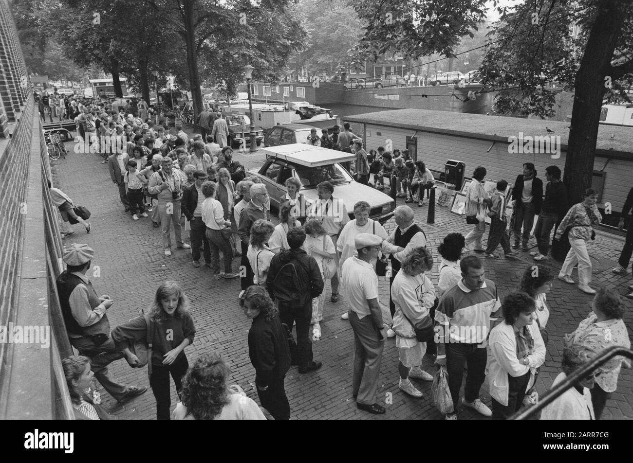 Row tourists for Anne Frankhuis Date August 12, 1987 Keywords