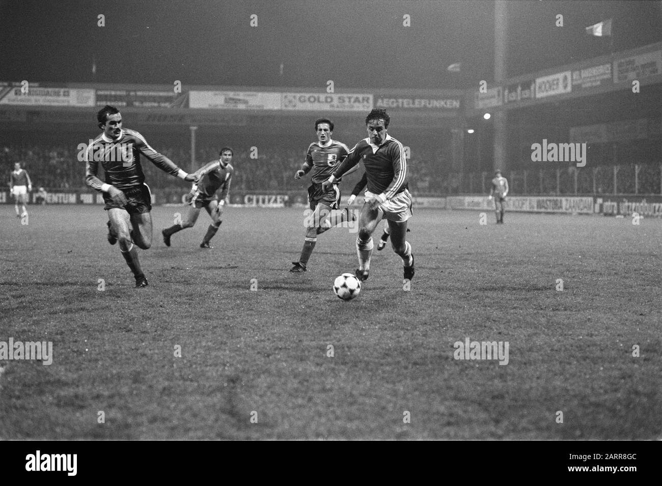 Feyenoord against Radnicki Nis 1-0 UEFA-cup. Jan van Deinsen (l.) in duel  with Drodevic Date: 9 December 1981 Keywords: sport, football Institution  name: Feyenoord, Radnicki Nis Stock Photo - Alamy