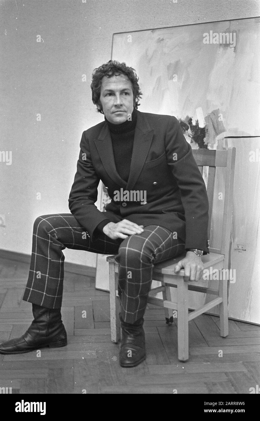 Robert Rauschenberg exhibits in Stedelijk Museum, sits here on own coastal work Date: 21 February 1968 Keywords: museums Stock Photo