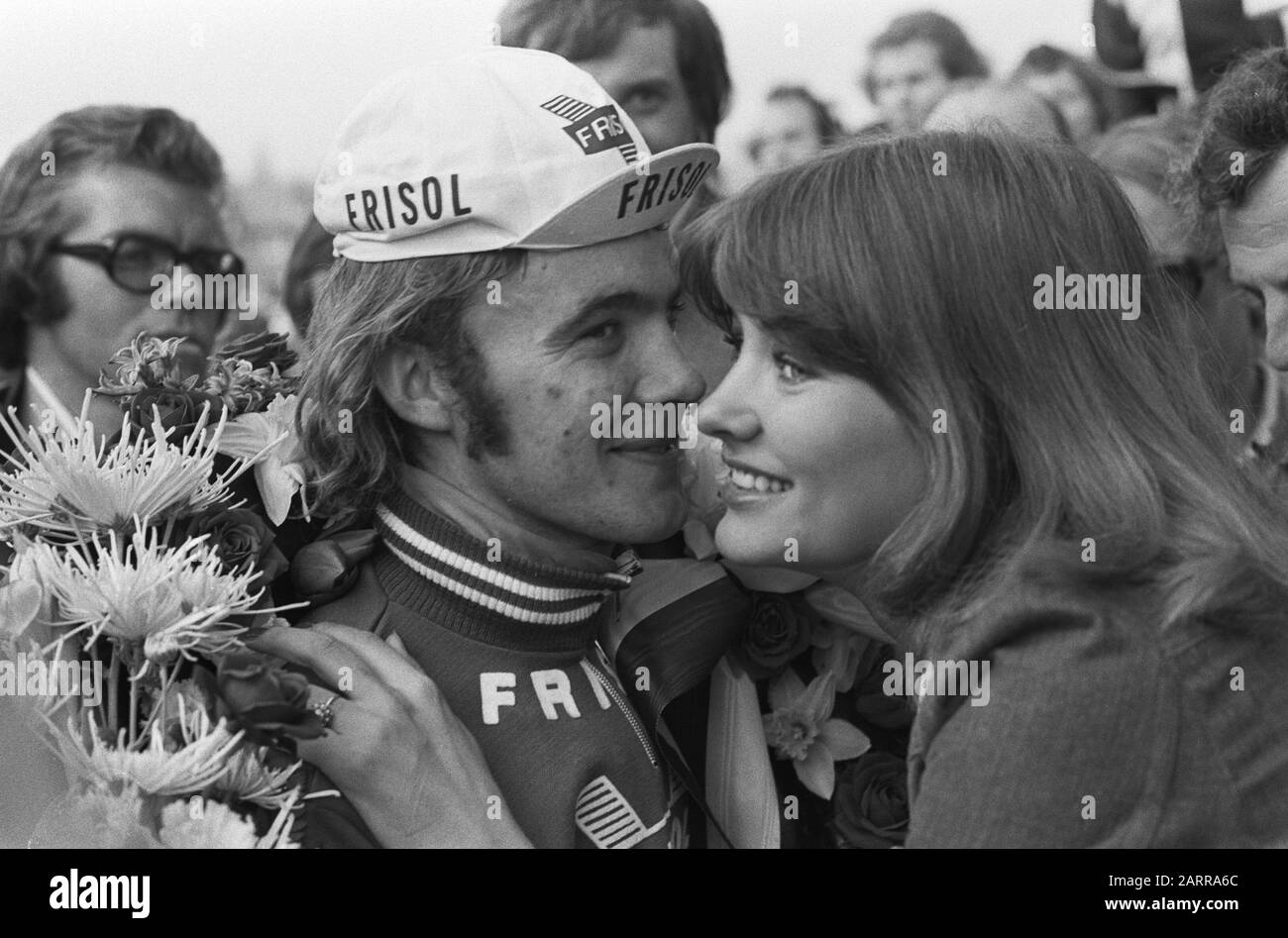 Tour van Noord Holland; winner Theo Smit (l) gets kissed by Miss Europe  1973, Anke Groot Date: April 5, 1974 Keywords: miss, sport, cycling,  cyclists Personal name: Groot Anke, Ronde van Noord-Holland,