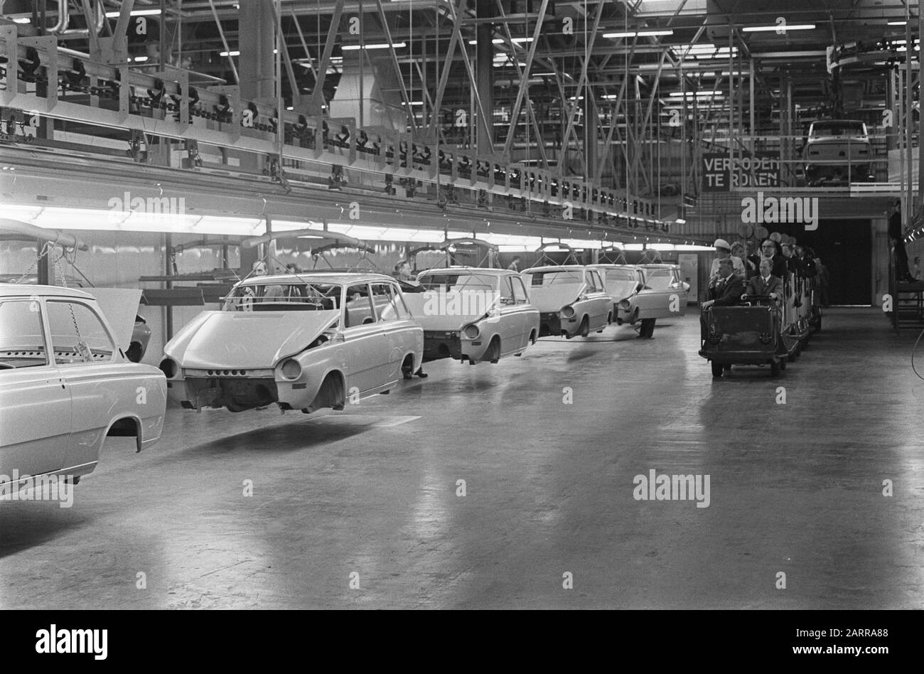 Queen Juliana opens the DAF factory in Born  Tour through the factory Date: 27 June 1968 Location: Born Keywords: factories, queens, roundings Stock Photo