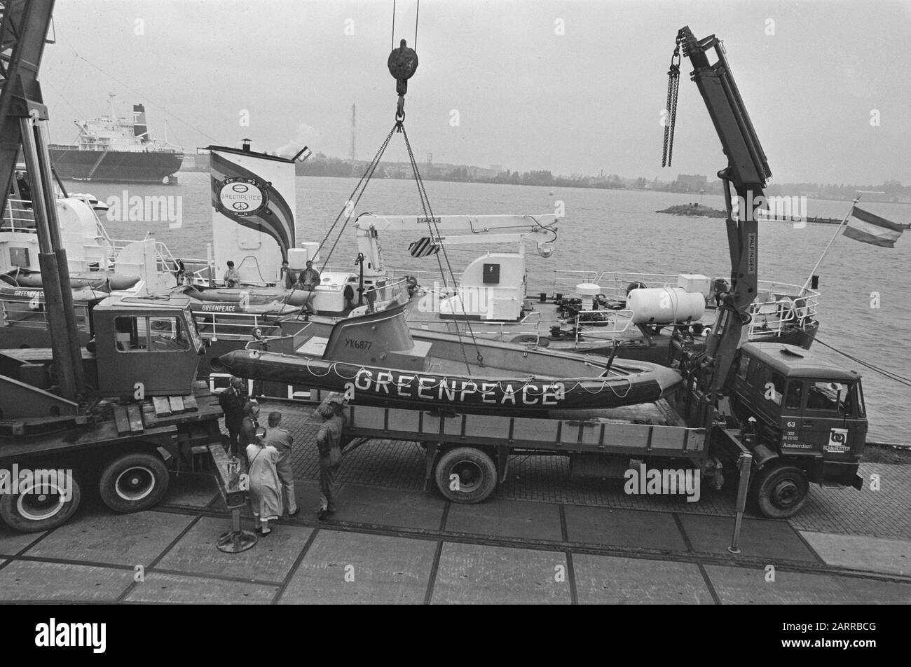 Rubberboat of Greenpeace seized in conjunction with Britsh Nuclear Tuel; the rubber boat is removed from the action ship Date: June 26, 1987 Keywords: Rubberboats Personal name: Greenpeace Stock Photo