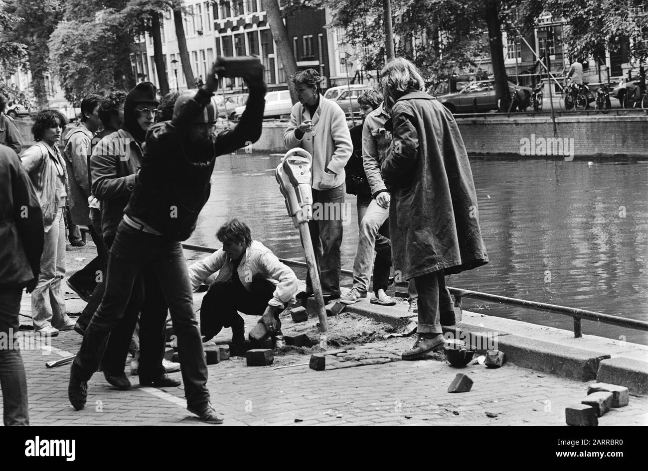 Rumoer rond squat Herengracht, Amsterdam; stone yolks in action Date: July 3, 1980 Location: Amsterdam, Noord-Holland Keywords: squats, squatters Stock Photo