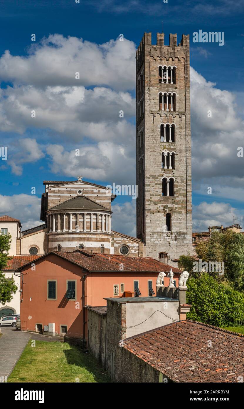 Basilica di San Frediano, 12th century, Romanesque style, view from Passeggio delle Mura, footpath on top of medieval city wall, Lucca, Tuscany, Italy Stock Photo