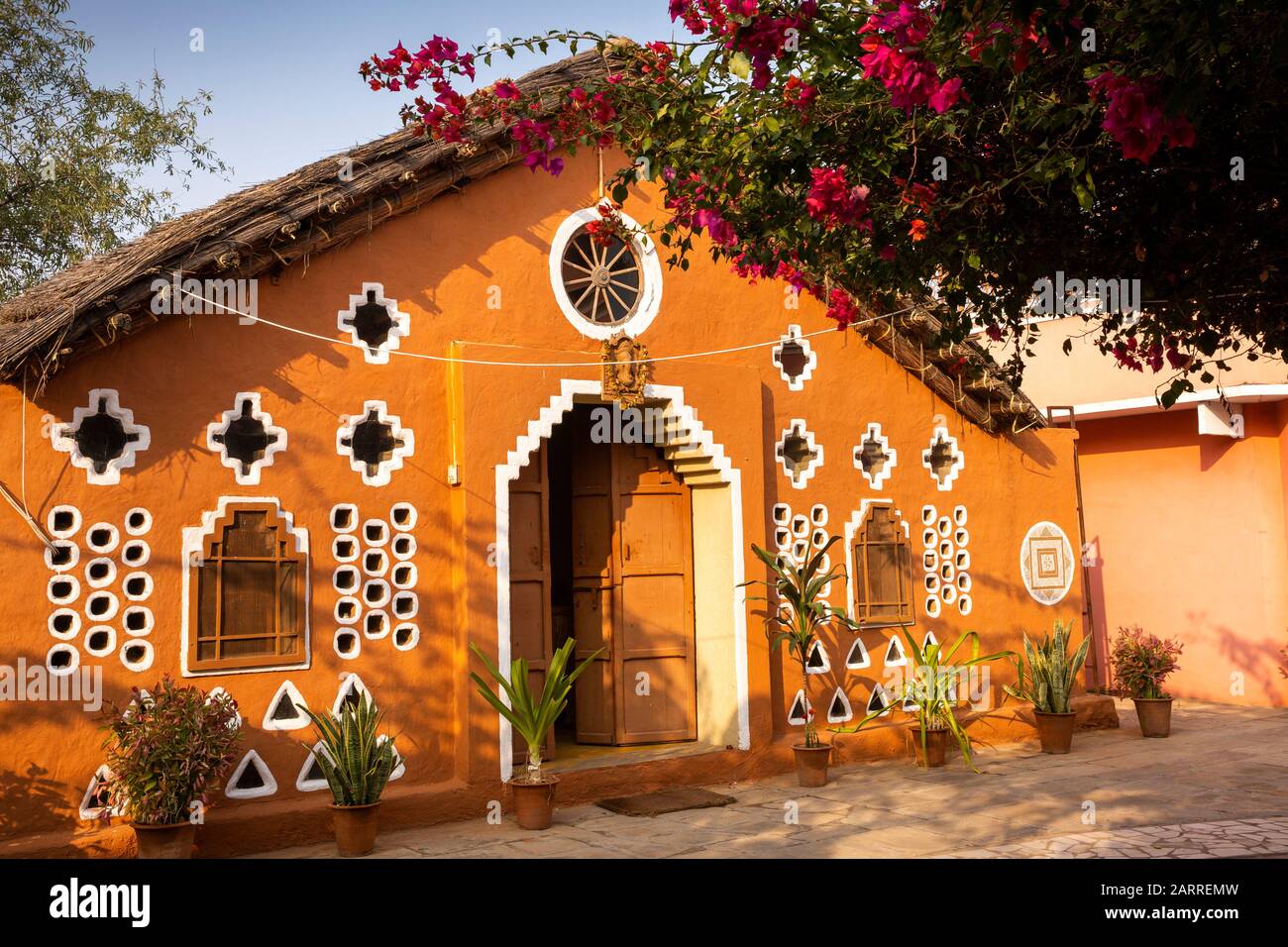 India, Rajasthan, Shekhawati, Nawalgarh, Apani Dhani Ecolodge, traditionally painted building Stock Photo