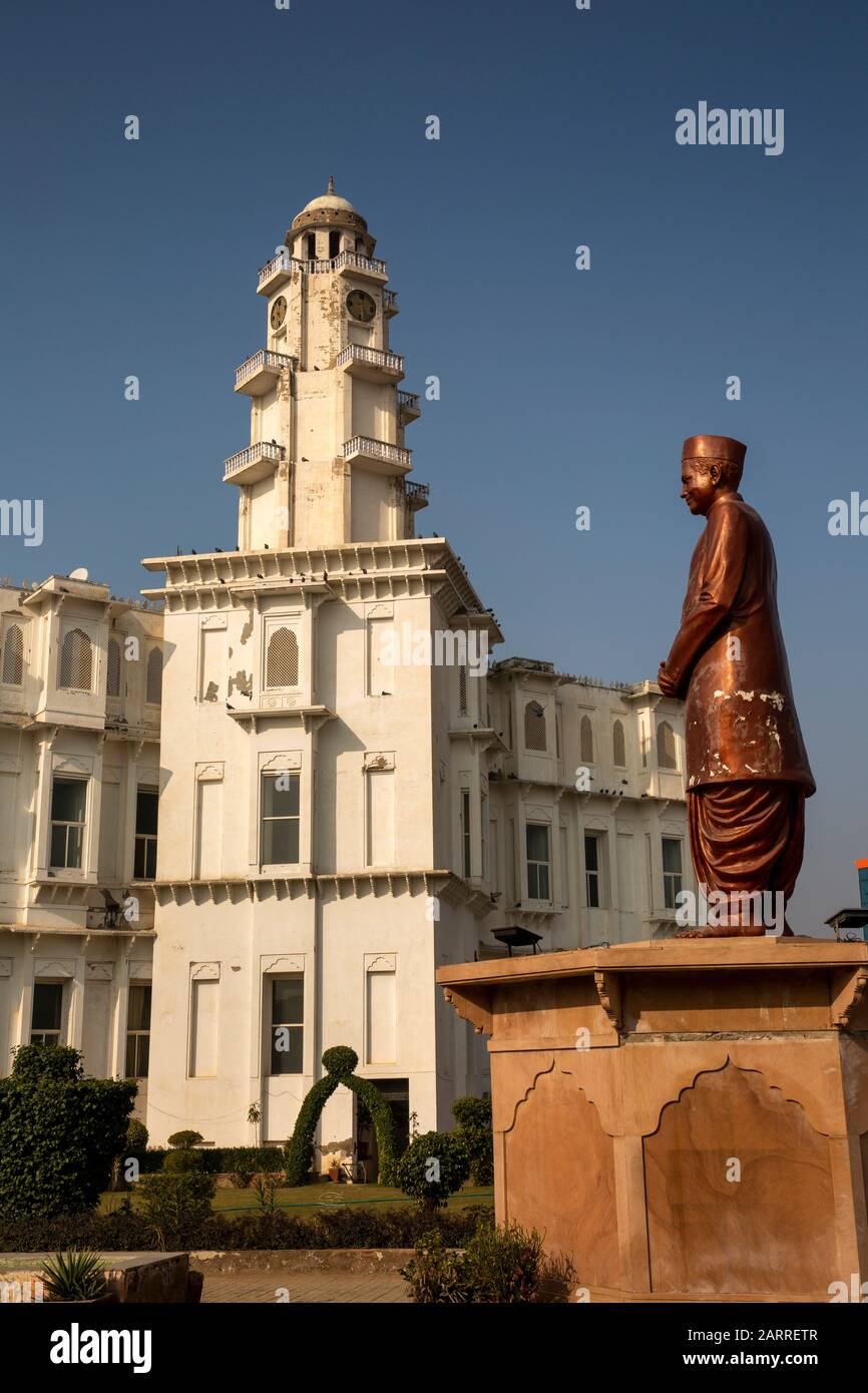 India, Rajasthan, Shekhawati, Nawalgarh, Nagar Palika civic building with statue of land donor Stock Photo