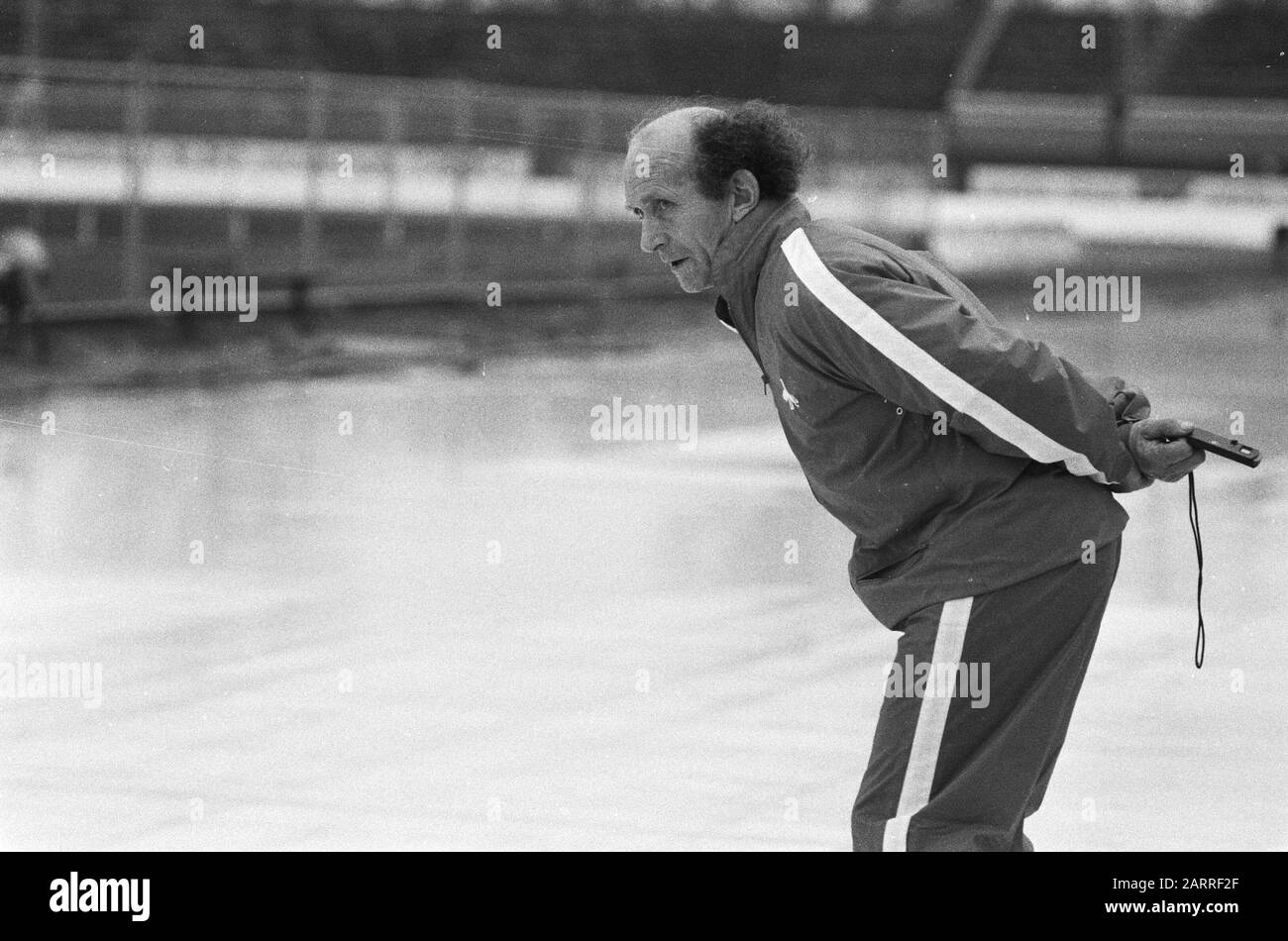 Ice skating competitions to the IJsselcup in Deventer. Coach of the national men's core team Egbert van't Oever in action. Date: 23 November 1980 Location: Deventer Keywords: skating, sport Person name: IJsselcup Institution name: Oever, Egbert van't Stock Photo