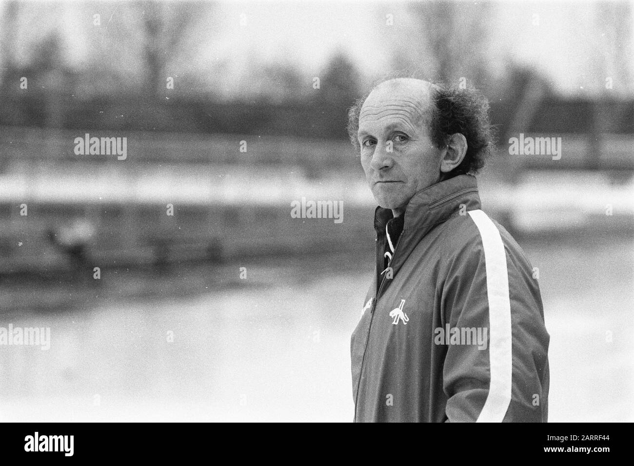 Ice skating competitions to the IJsselcup in Deventer. Coach of the national men's core team Egbert van't Oever. Date: 23 November 1980 Location: Deventer Keywords: skating, sport Person name: IJsselcup Institution name: Oever, Egbert van't Stock Photo
