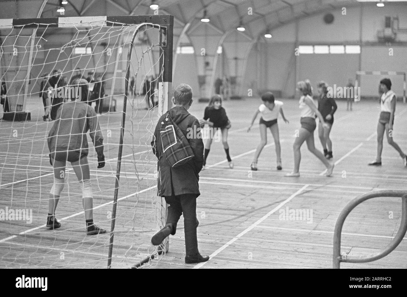 Girls handball hi-res stock photography and images - Alamy
