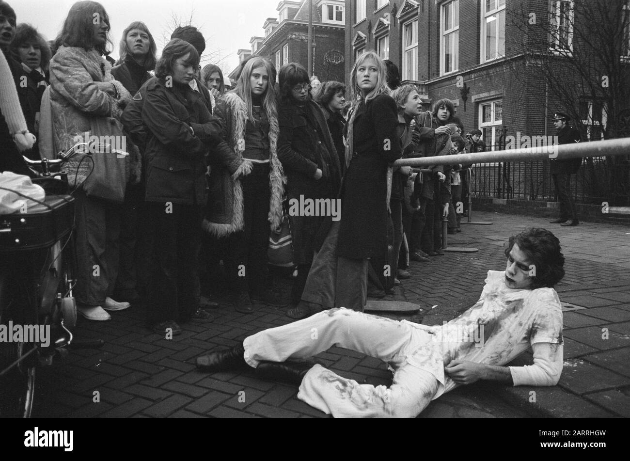 Students strike in Amsterdam to protest against war in Vietnam, protester lying on the ground for Consulate Date: January 18, 1973 Location: Amsterdam, Noord-Holland Keywords: CONSULATES, SCHOLICATES, Wars, Protests Stock Photo