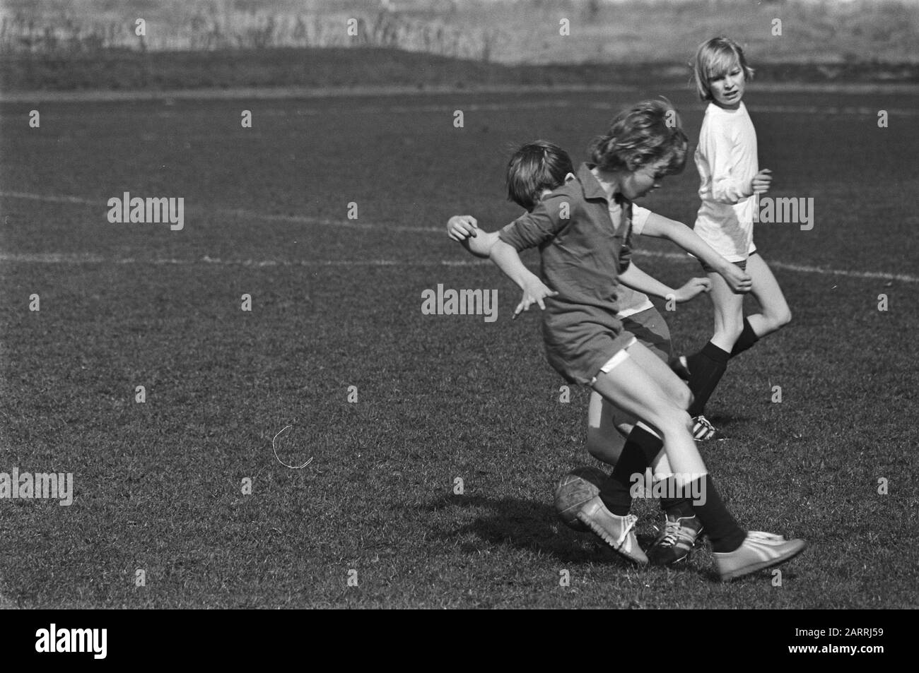 Footballers in action hi-res stock photography and images - Alamy