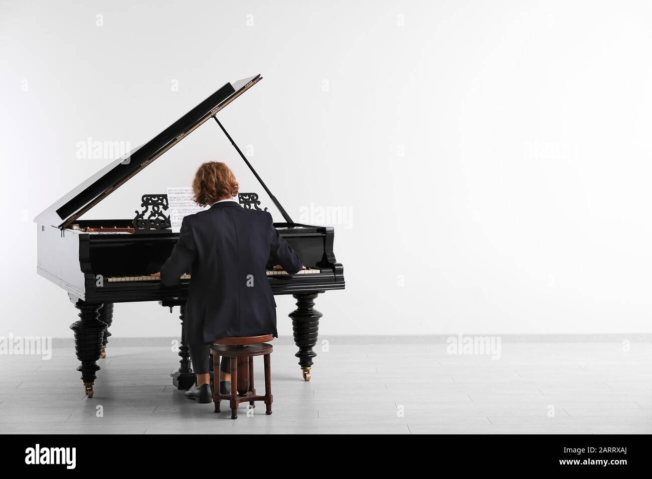 Man playing grand piano at the concert Stock Photo - Alamy