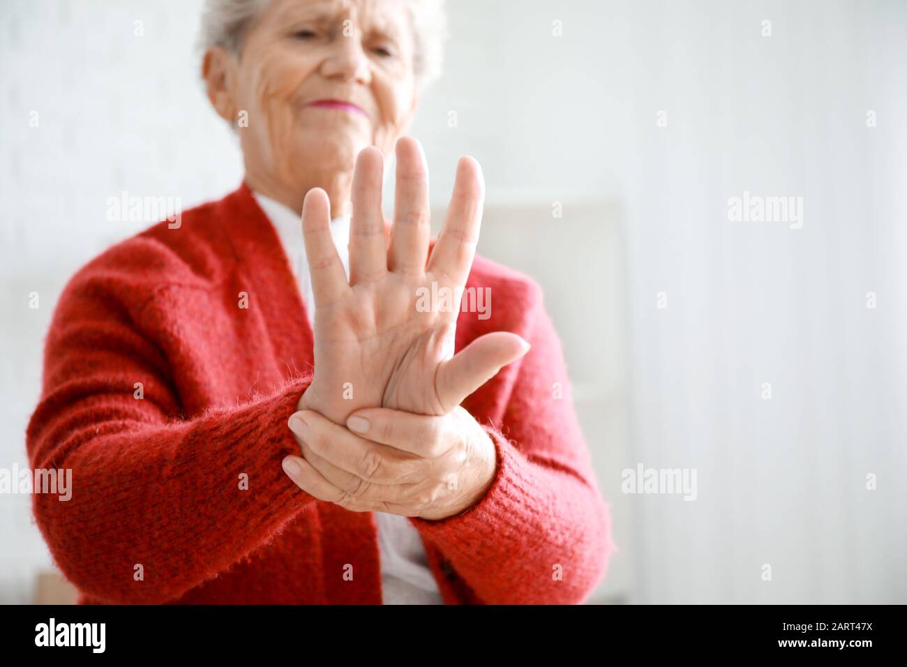 Wrist pain home senior hi-res stock photography and images - Alamy