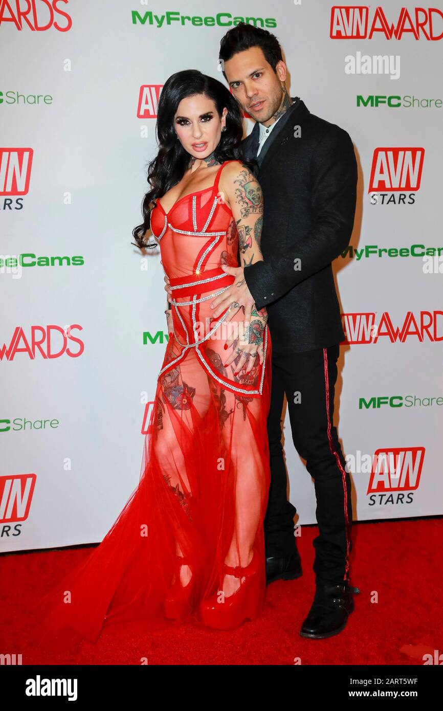 https://c8.alamy.com/comp/2ART5WF/joanna-angel-and-small-hands-attend-the-2020-adult-video-news-avn-awards-at-the-joint-inside-hotel-hard-rock-casino-in-las-vegas-nevada-usa-on-25-january-2020-usage-worldwide-2ART5WF.jpg