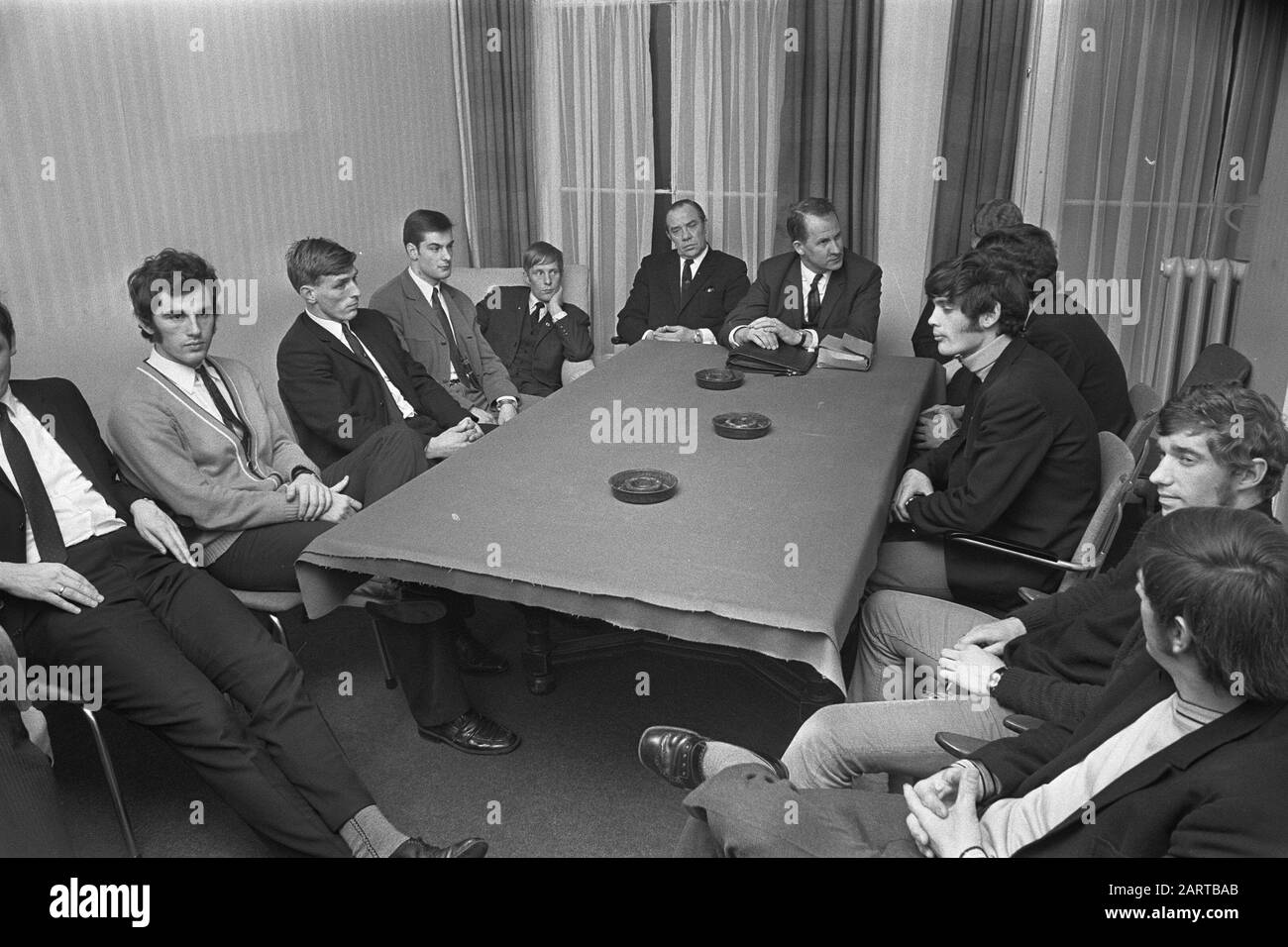 Amateur footballers meet in Utrecht about whether or not to go to Italy  Players during the meeting Annotation: Saturday gamateurs do not want to go to Italy for a game, for reasons of principle, on Sunday to play. The KNVB board section on Saturday gamateurs adheres to principles of principle. Date: 23 april 1970 Location: Utrecht (prov), Utrecht (city) Keywords: amateur sports, meetings, football players Stock Photo