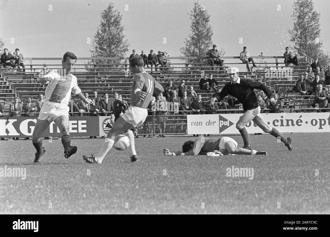 Football match between the Volewijckers and RCH in Amsterdam: 0-0  Game Moment Date: 18 September 1966 Location: Amsterdam, Noord-Holland Keywords: sport, football Institution name: Volewijckers Stock Photo