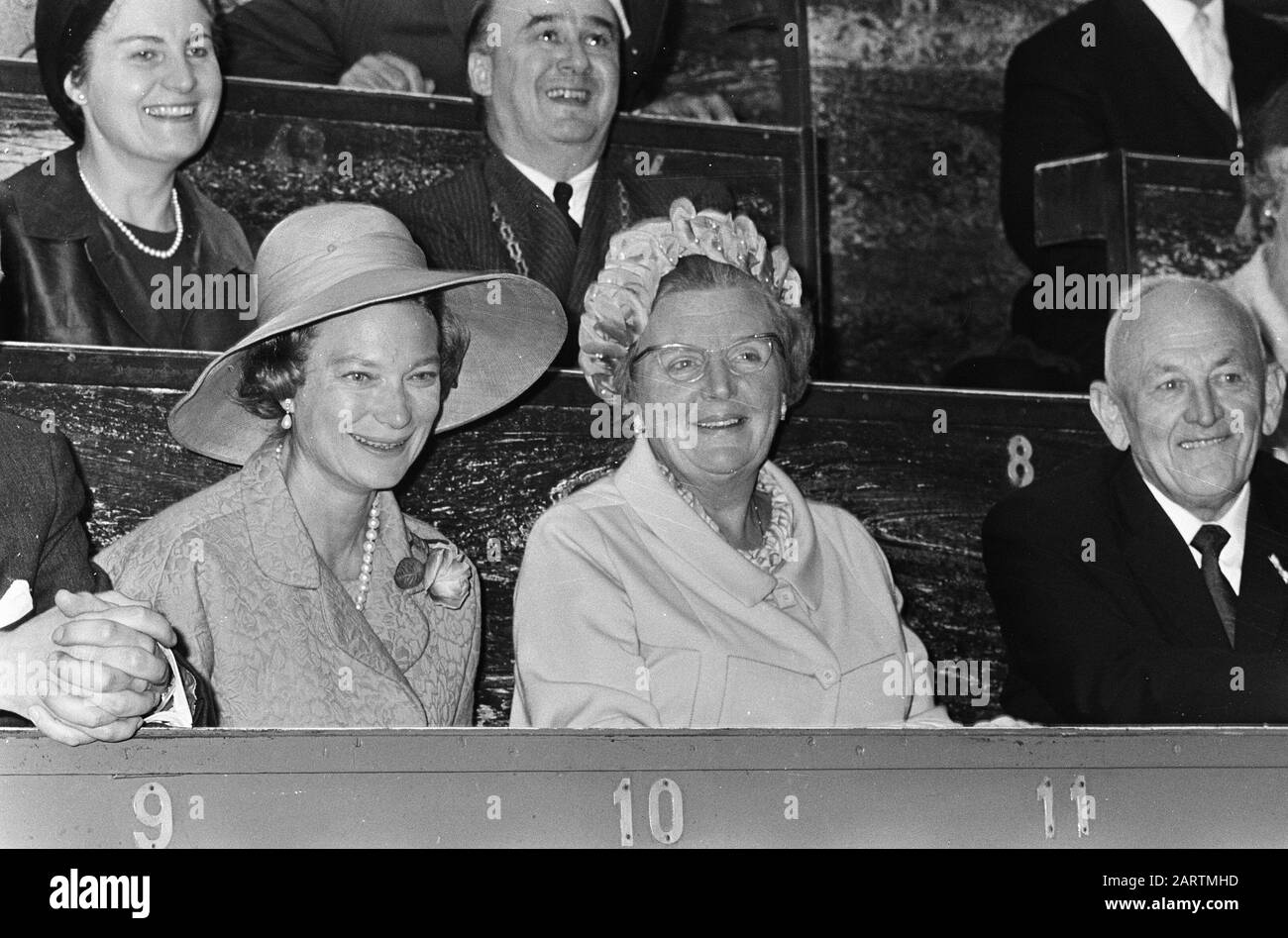 State visit. queen Juliana and Grand Duchess at flower auction in ...