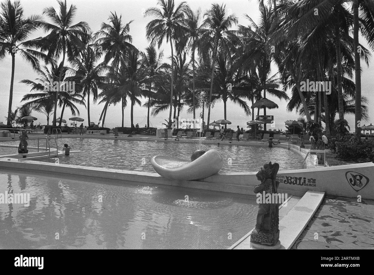 1970s family beach hi-res stock photography and images - Alamy