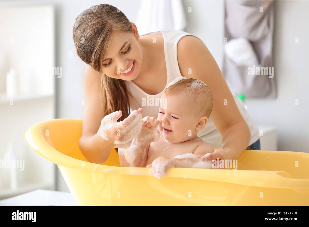 Малыш в ванне. Мать купает ребенка. Мама купается. Седативные ванны для детей. Мама моет руки.