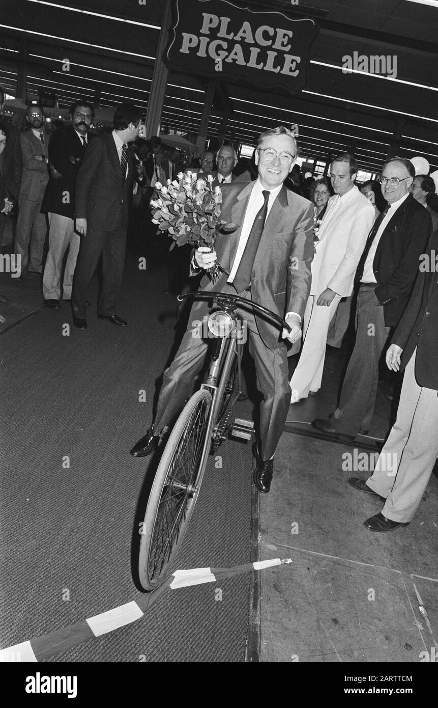 State Secretary Van Zeil opens the trade fair for Flower Retail at the Jaarbeurs in Utrecht Date: October 14, 1985 Location: Utrecht Keywords: VACKFEMENTS, bicycles, openings Name: Sail, Piet van Stock Photo