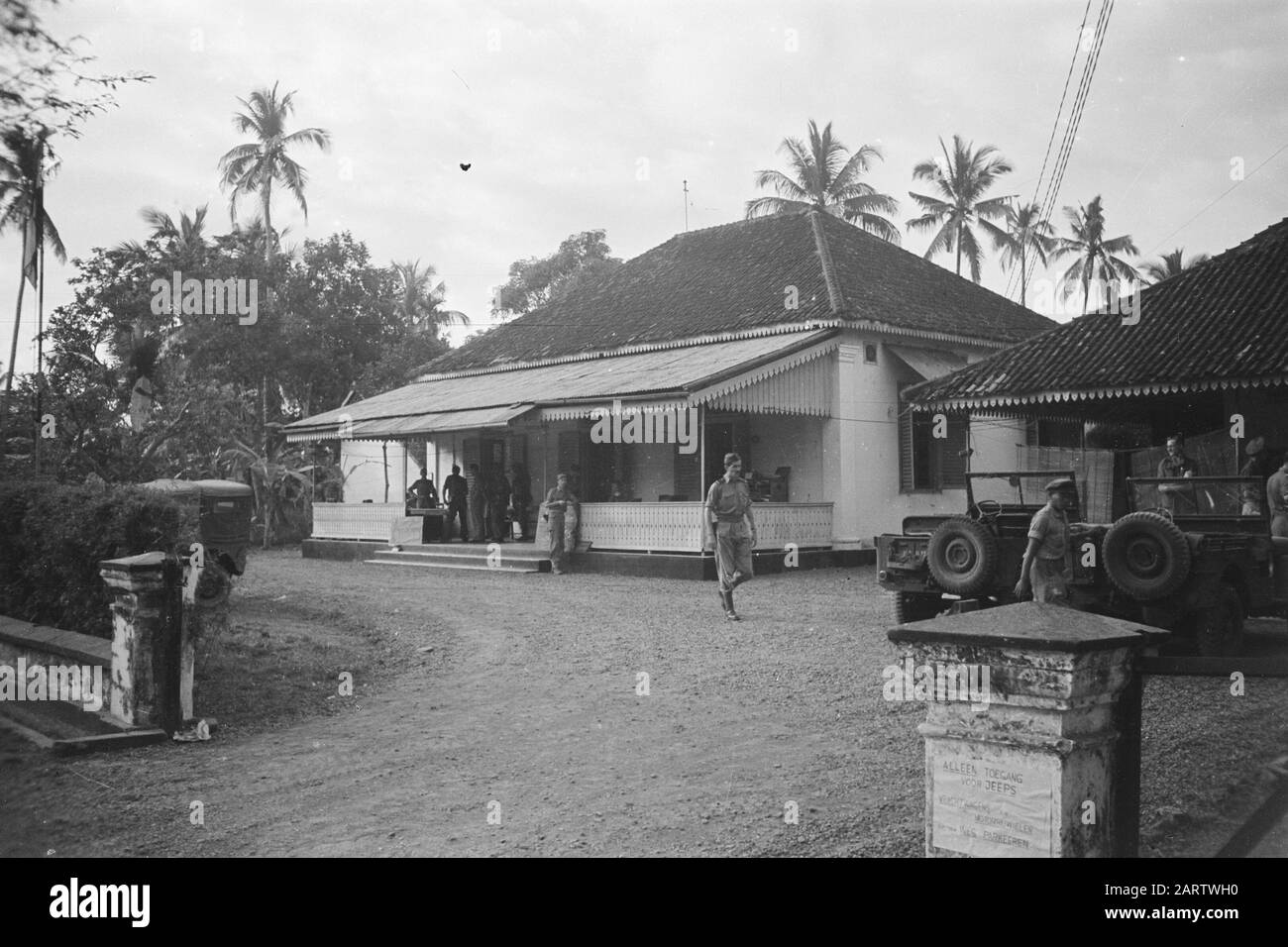 Visit of Major General D.C. Neighbor van Vreeden to the V-Brigade  Staff Quarter V-Brigade Date: 15 August 1947 Location: Indonesia, Java, Dutch East Indies Stock Photo