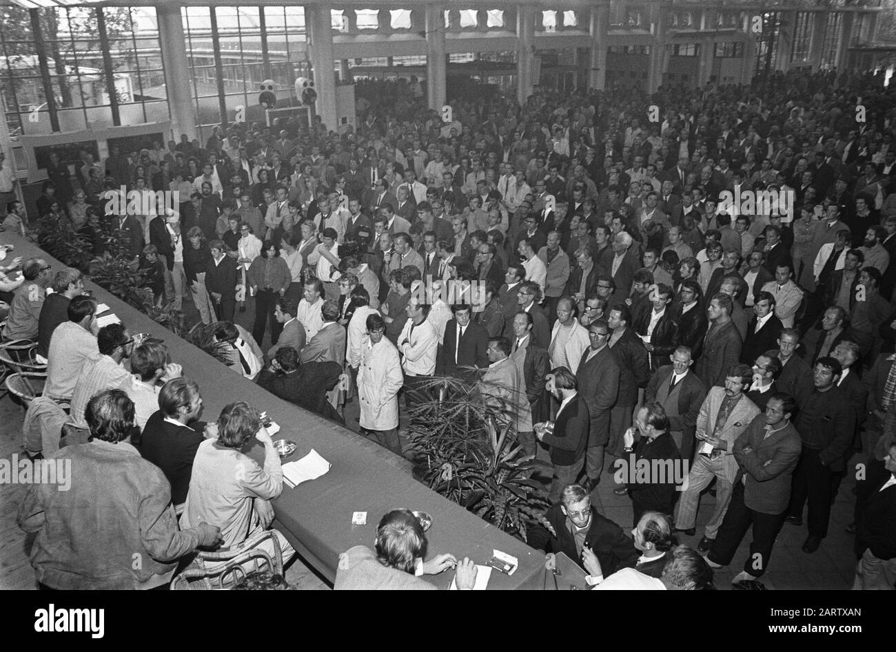Decoderen Uitwisseling Verborgen Striking dock workers holding protest gathering in Rivierahal, Rotterdam  Date: 9 September 1970 Location: Rotterdam, Zuid-Holland Keywords:  HADWORKERS, Protest meetings Institution name: Riviera Hall Stock Photo -  Alamy