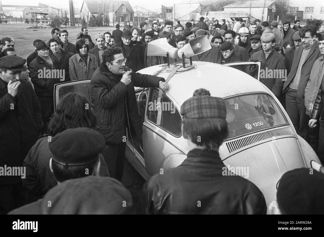 Strikes in Limburg (Belgium). Strike leader Gerard Siegers, working in the Winterslag mine, addresses the posters for the Zolder mine Date: 30 January 1970 Location: Belgium, Limburg Keywords: STRKINGS, Strike leaders Personal name: GERARD Stock Photo