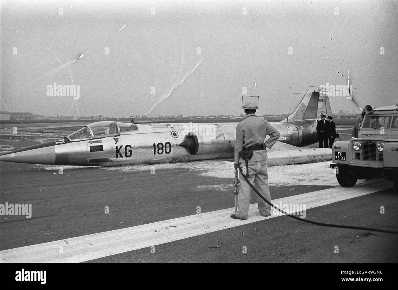 Flying landing gear Black and White Stock Photos & Images - Alamy