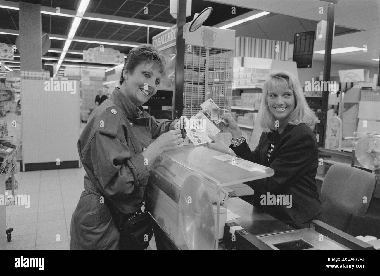 Start Dierenbingo in Bussum for the benefit of animal protection; Carry Tefsen (l) and Linda de Mol with the first cards Date: May 30, 1989 Location: Bussum, Noord-Holland Keywords: bingo Personal name: Mol, Linda de, Tefsen, Carry Stock Photo