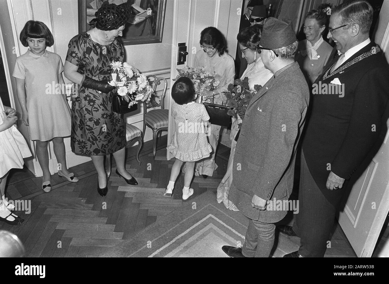 Stationvisit Queen And King Of Nepal To Amsterdam Reception In Official Residence Mayor Van Hall Daughter Caretaker Gives Flower Date 25 April 1967 Location Amsterdam Nepal Keywords Receipts Office Residence Daughters Daughters