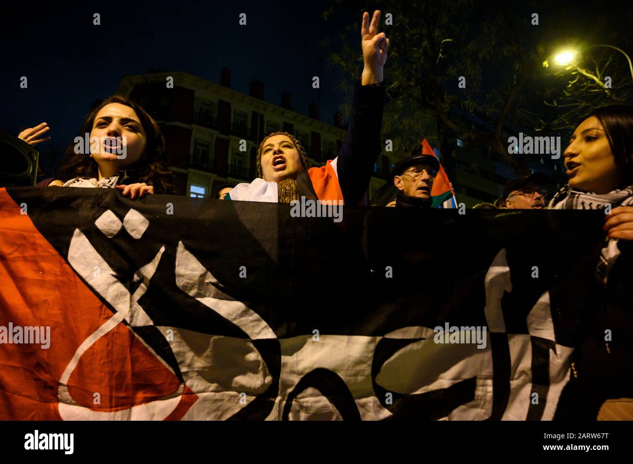 Madrid, Spain. 29th Jan, 2020. Palestinians supporters protesting under the slogan 'the theft of the century' in front of the US embassy against the peace plan (deal of the century) that was announced by US President Donald Trump and signed between USA and Israel. Credit: Marcos del Mazo/Alamy Live News Stock Photo