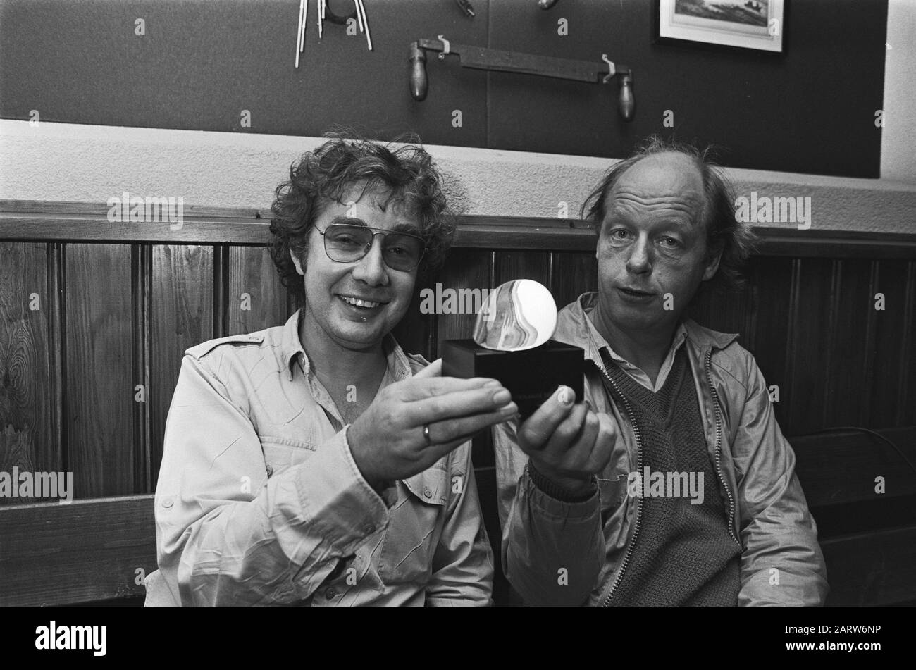 Award of the Prize of Criticism 1980 at the Amsterdam Heineken Brewery  Steve Austen (Shaffy) and Ritsaert ten Cate (Mickery) with their prize for the Alternative Theatre Circuit Date: 17 September 1980 Location: Amsterdam, Noord-Holland Keywords: cultural prizes, theatre makers, theaters Personal name: Austen, Steve, Cate, Ritsaert ten Stock Photo