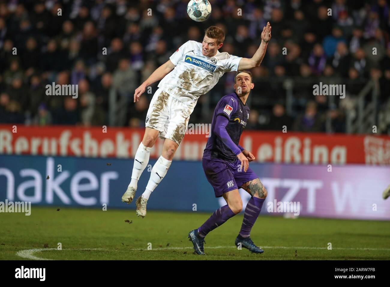 29 January 2020, Lower Saxony, Osnabrück: Football: 2nd Bundesliga, VfL Osnabrück - SV Sandhausen, 19th matchday in the stadium at Bremer Brücke. Osnabrück's Maurice Trapp (r) fighting for the ball with Kevin Behrens from Sandhausen. Photo: Friso Gentsch/dpa - IMPORTANT NOTE: In accordance with the regulations of the DFL Deutsche Fußball Liga and the DFB Deutscher Fußball-Bund, it is prohibited to exploit or have exploited in the stadium and/or from the game taken photographs in the form of sequence images and/or video-like photo series. Stock Photo