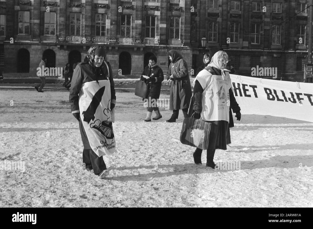 Silence circle op Dam as protest against the nuclear armament women during the protest in the snow in Amsterdam/negative smoke Date: January 7, 1985 Location: Amsterdam, Noord-Holland Keywords: SNOW, protests, women Stock Photo