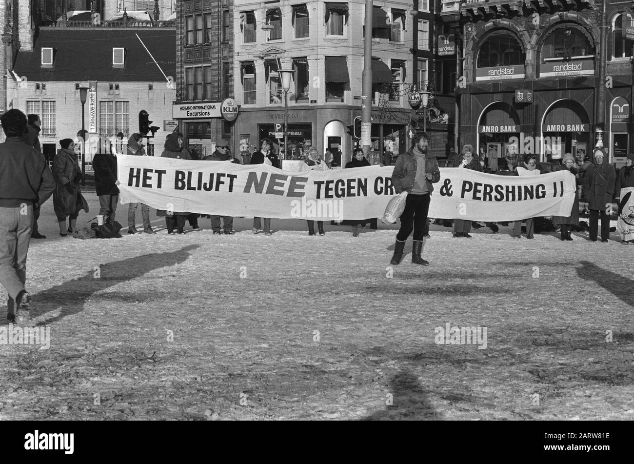 Silence circle op Dam as protest against the nuclear armament women during the protest in the snow in Amsterdam Date: January 7, 1985 Location: Amsterdam, Noord-Holland Keywords: SNOW, protests, women Stock Photo