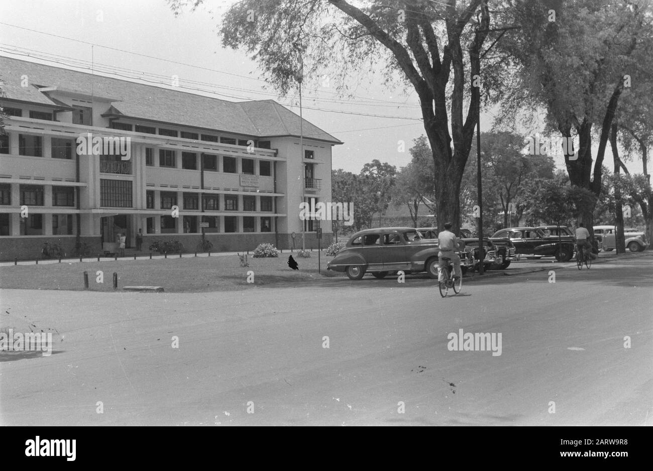 Port of Makassar and surroundings  Street Sculpture. Left an office building with sign Perdana Menteri/Prime Minister Date: 10 November 1947 Location: Indonesia, Makasar, Dutch East Indies, Sulawesi Stock Photo