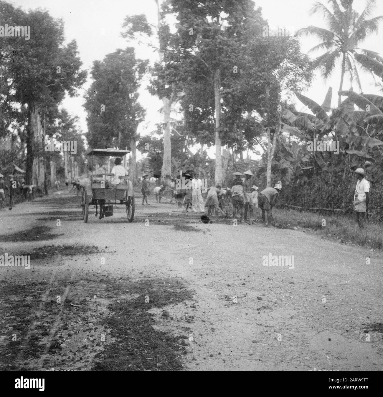 Magelang and surroundings  [street image. A road is cleaned or repaired. A dokar is driving by road] Date: February 13, 1949 Location: Indonesia, Dutch East Indies Stock Photo