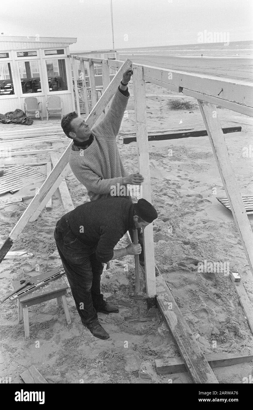 Strand is in order, at Zandvoort the beach tents appear already Date