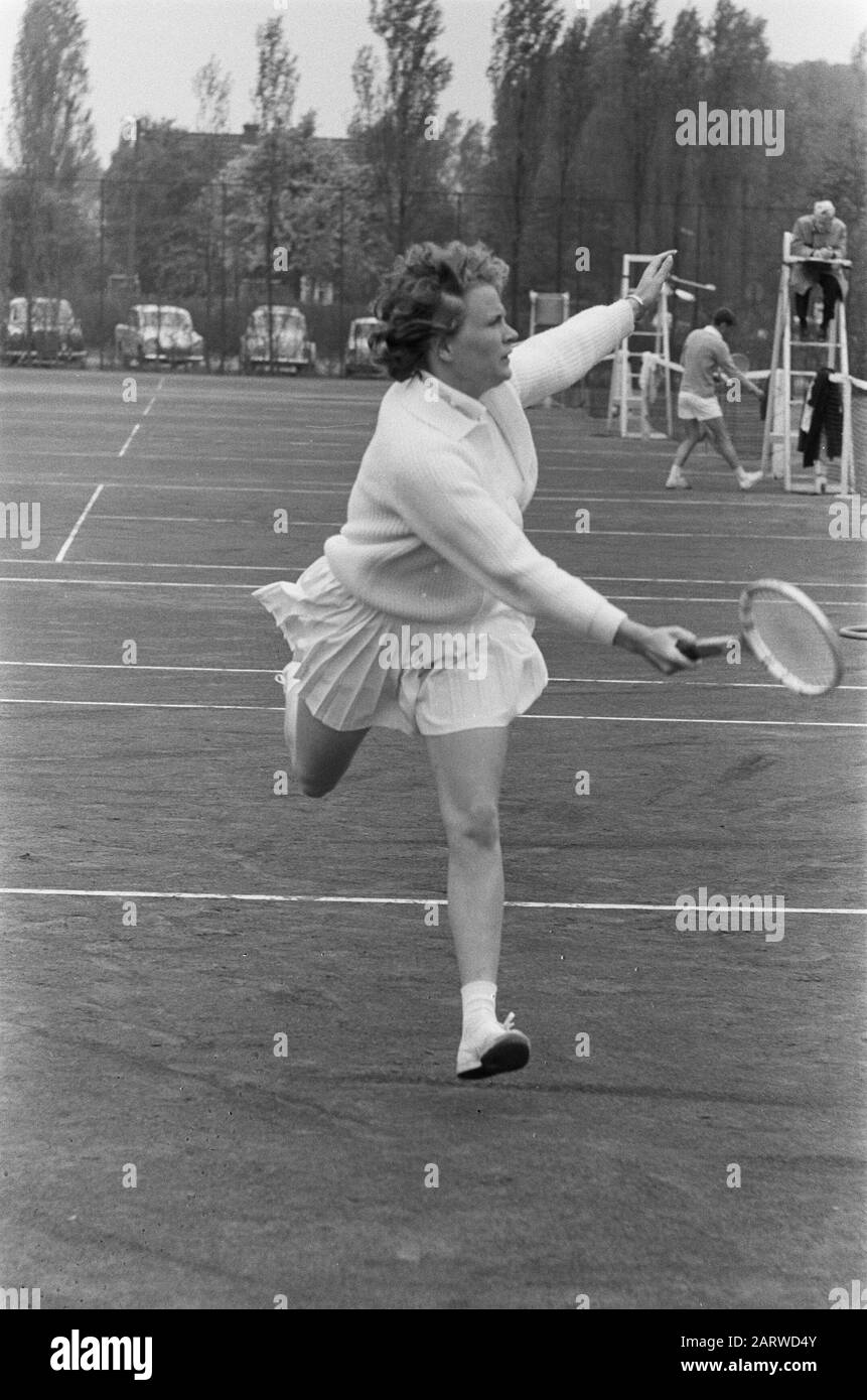 Students tennis championships in Leiden. Henny van Rijn in action Date: 28  May 1963 Location: Leiden, Zuid-Holland Keywords: STUDENTS, championships,  tennis Stock Photo - Alamy