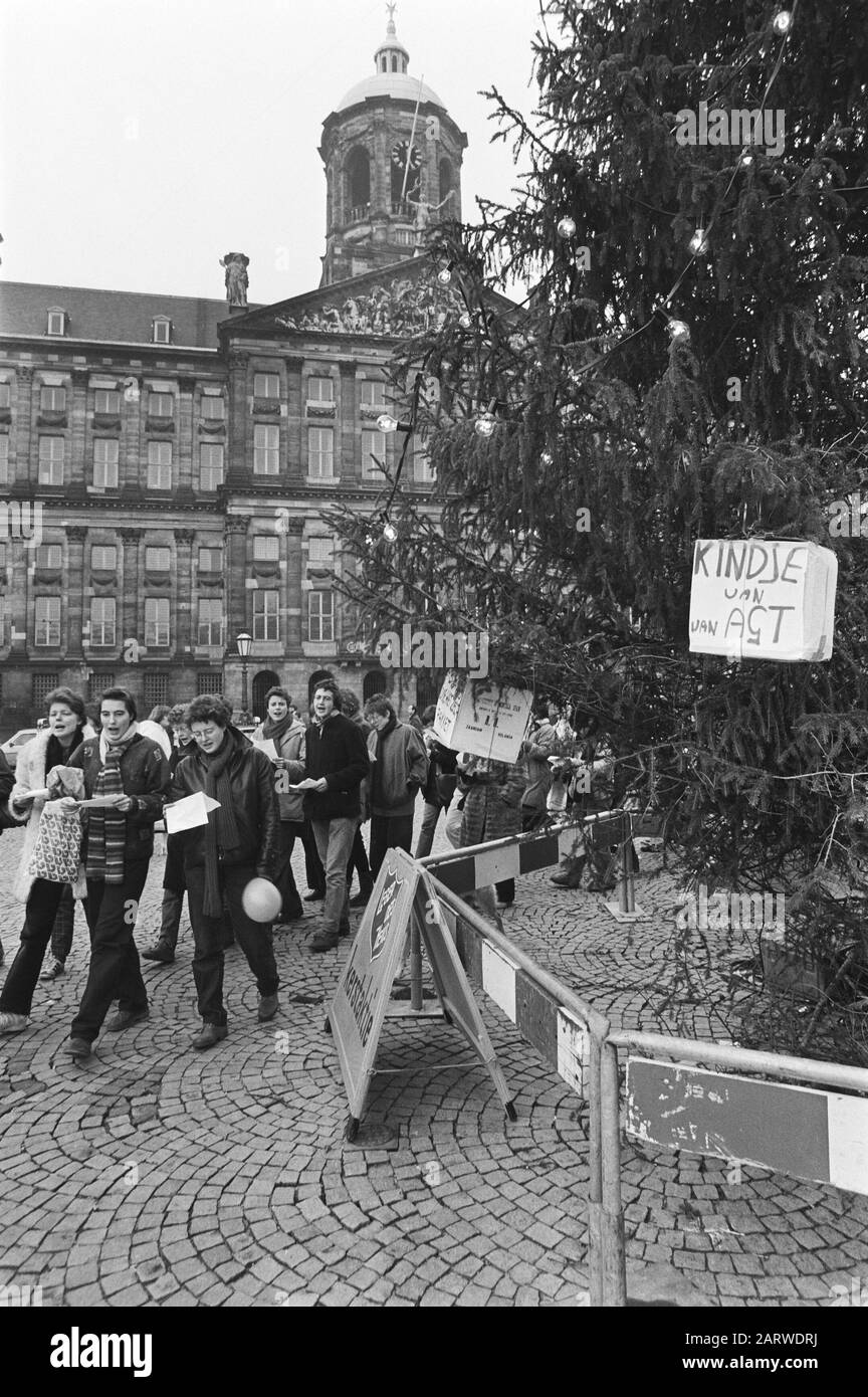 For National Monument on the Dam Square in Amsterdam, women have demonstrated today against the adoption of Abortuswet Date: 19 December 1980 Location: Amsterdam, Noord-Holland Keywords: abortion laws, demonstrations, Christmas trees, monuments, protests Institution name: CDA, VVD Stock Photo