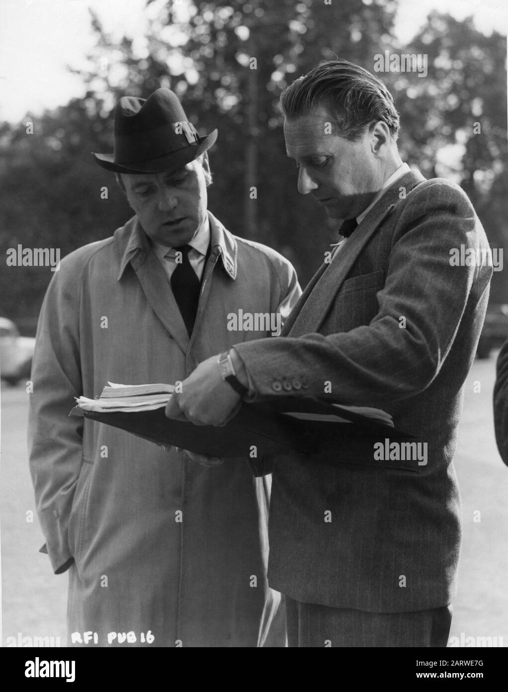 RALPH RICHARDSON and Director CAROL REED on set location candid in Belgrave Square London during filming of THE FALLEN IDOL 1948 short story and screenplay GRAHAM GREENE executive producer ALEXANDER KORDA London Film Productions / British Lion Film Corporation Stock Photo