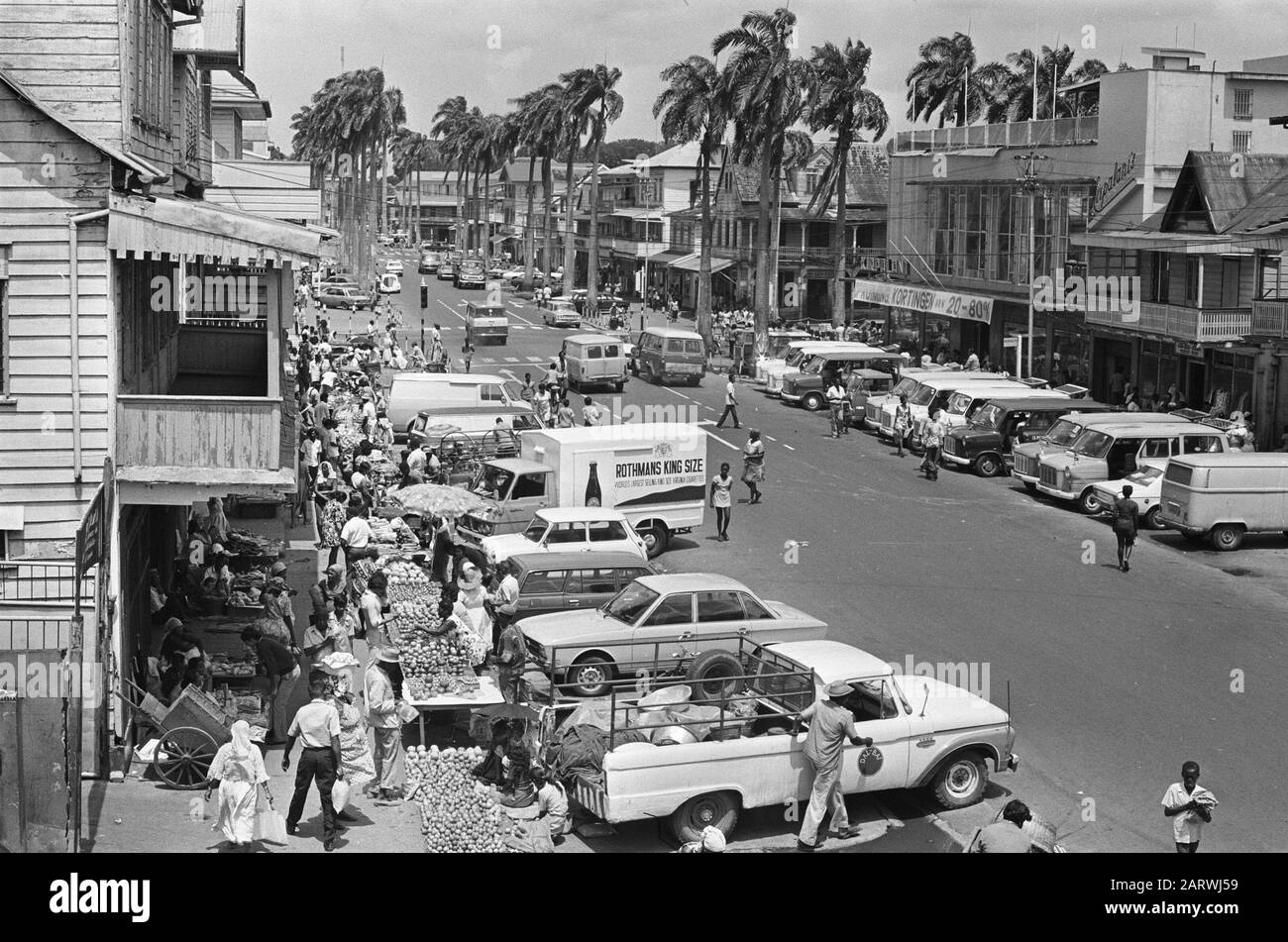 Suriname, market life; traffic in Paramaribo Date: April 1, 1975 Location:  Paramaribo, Suriname Keywords: TRAFFIC, markets Stock Photo - Alamy