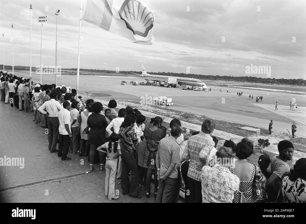 Suriname, airport Zanderij; crowd on pier Date: April 1, 1975 Keywords ...