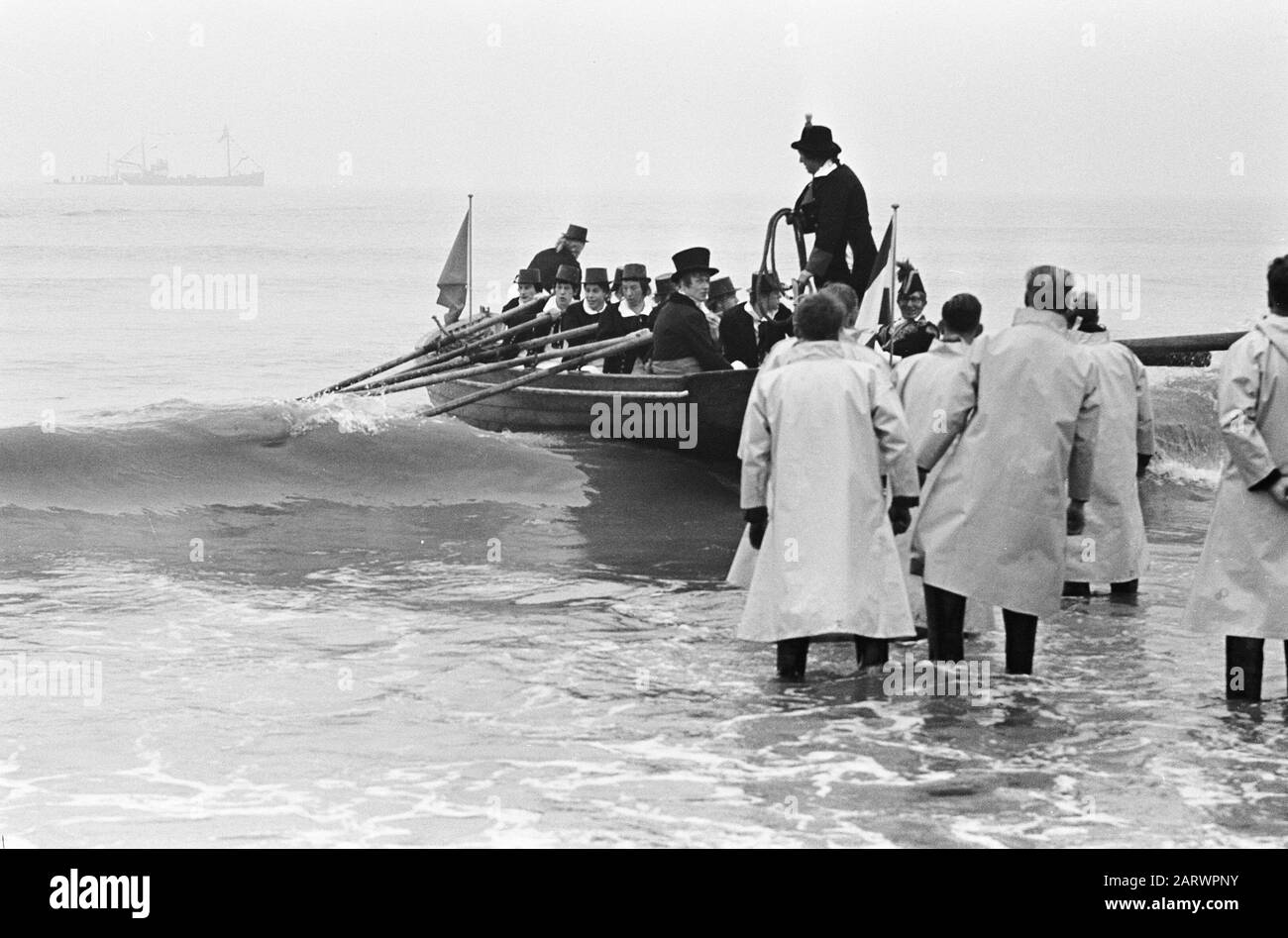 Te Scheveningen commemorated the landing and entry of Prince Willem Frederik. Spectators in 18th century clothing 1813-1863 Date: 30 November 1963 Location: Scheveningen, Zuid-Holland Keywords: Spectators, commemorations, entries, landings Personal name: FREDERIK, WILLEM PRINS Stock Photo