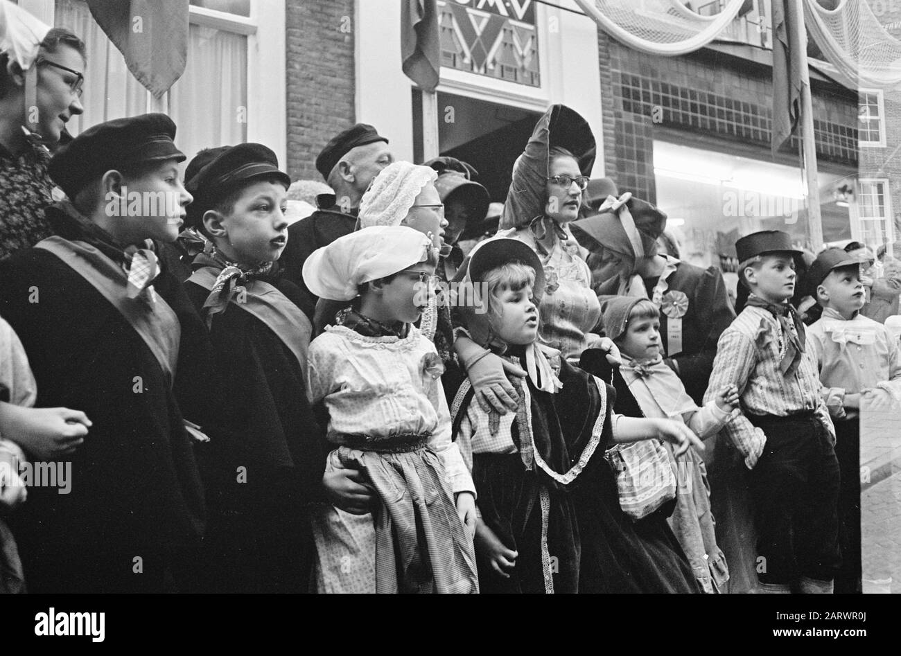 Te Scheveningen commemorated the landing and entry of Prince Willem Frederik. Spectators in 18th century clothing 1813-1863 Date: 30 November 1963 Location: Scheveningen, Zuid-Holland Keywords: Spectators, commemorations, entries, landings Personal name: FREDERIK, WILLEM PRINS Stock Photo